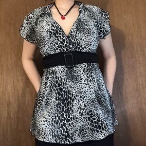 Y2K black and grey animal print v-neck blouse w/ adjustable belt 🖤